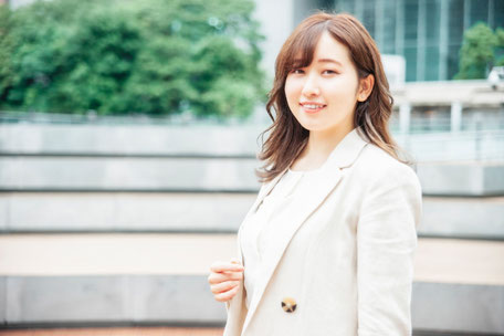 患者様に微笑む看護師のイメージ