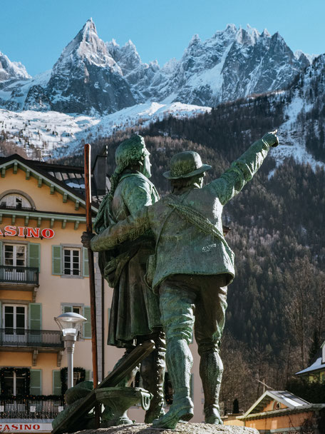 Statue of Horace Bénédict de Saussure & Jacques Balmat in Chamonix (French Alps, Alpes françaises)