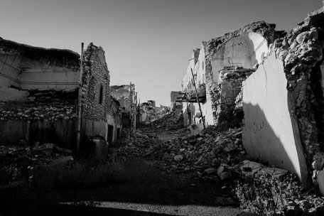Zerstörte Stadt durch Krieg was ist Krieg und Trümmer von Häusern durch Bomben und Explosion