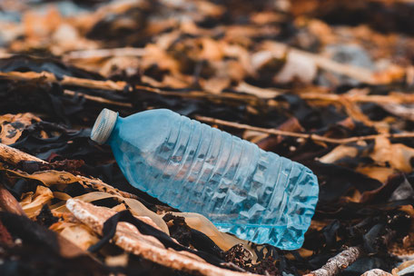 Durch Plastik Vermeiden wie Plastik Verpackung oder Plastik Flaschen umweltbewusster und umweltfreundlicher werden gegen die Umweltverschmutzung zum verwenden von Stofftaschen, Glasflaschen und Unverpackt