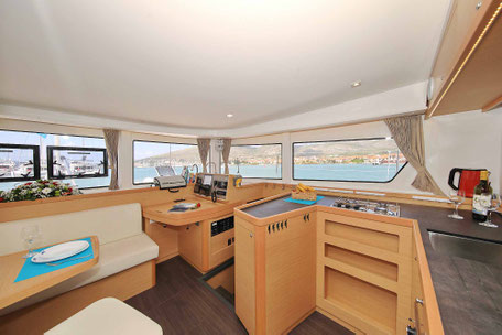 Katamaran, Lagoon 42, Katamaran Lagoon 42, Navigationstisch, Charter, Segeltörn, Seemeilentörn, Segelurlaub, Familiensegeln, Katamarantraining, Skippertraining, Hochseesegeln, Charter Kanaren, Charter Kroatien