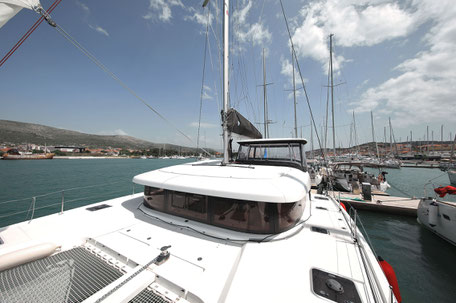 Marina Trogir Kroatien, Katamaran Lagoon 42, Katamaran Yachtcharter, Katamaran Yachtchartern, Katamaran Mieten, Katamaran Charter, Katamaran Chartern, Katamaran Vordeck, Katamaran Segelurlaub