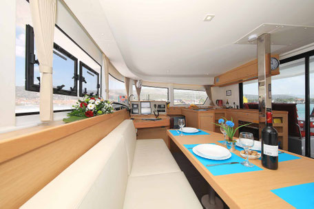 Katamaran, Lagoon 42, Katamaran Lagoon 42, Salontisch, Segeltörn, Seemeilentörn, Segelurlaub, Familiensegeln, Charter, Katamarantraining, Skippertraining, Hochseesegeln, Charter Kanaren, Charter Kroatien