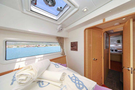 Katamaran, Lagoon 42, Segeltörn, Seemeilentörn, Segelurlaub, Familiensegeln, Katamaran Lagoon 42, Heckkabine Duschetür, Charter, Katamarantraining, Skippertraining, Hochseesegeln, Charter Kanaren, Charter Kroatien