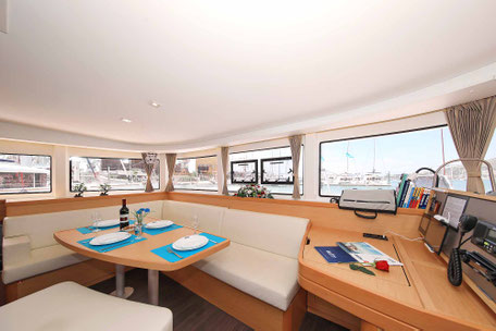 Katamaran, Segeltörn, Seemeilentörn, Segelurlaub, Familiensegeln, Lagoon 42, Katamaran Lagoon 42, Salontisch2, Charter, Katamarantraining, Skippertraining, Hochseesegeln, Charter Kanaren, Charter Kroatien