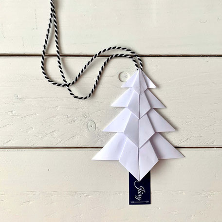 Tannenbaum schwarz weiss aus gefaltetem Papier