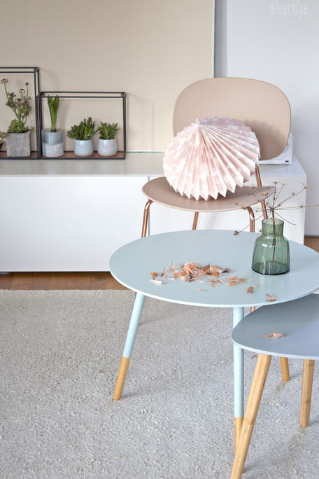 dieartigeBLOG - Stuhl Tondina in Rosè, Beistelltische in Mint+Ocean, Sukkulenten