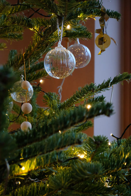 dieartigeBLOG // Wohnzimmer im Dezember, Weihnachtsbaum 2019,  Klarglaskugeln, Messing, Gold, Holz - DIY