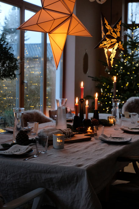 dieartigeBLOG // Esszimmer + Wohnzimmer im Dezember, Weihnachtsbaum 2019,  gedeckter Tisch, Leinentischdecke, Kaffeetafel, Kerzen, Sterne