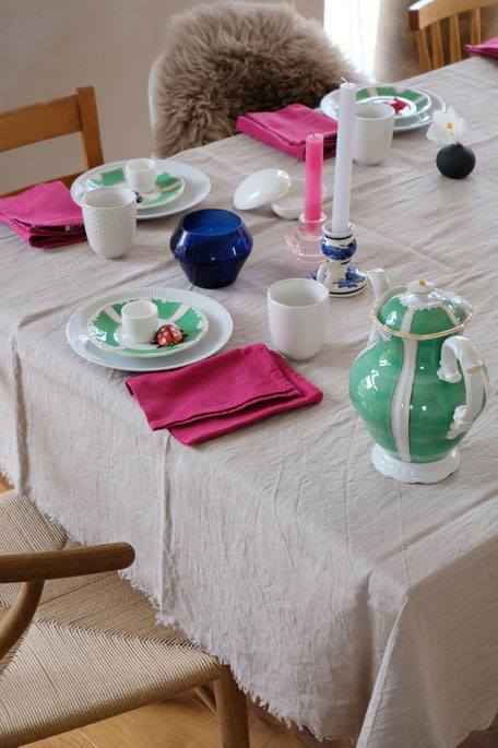 dieartigeBLOG // Oster-Frühlings-Tischdekoration | Weiß mit Grün - Vintage-Porzellan, Pinke Stoffservietten, Blaue Akzente