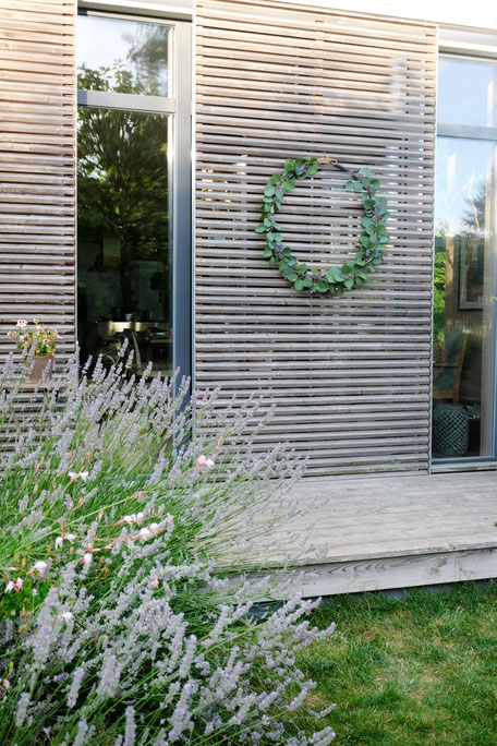 ieartige // Design Studio - BLOG - #Kranz aus #Eukalyptus, #Lavendel + #Distel, #DIY #Sommer #Sommerdekoration #Garten #Schiebeläden