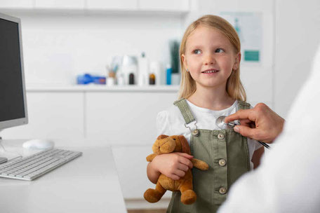 Kinderarzt Muuenchen untersucht Kind mit Stethoskop.