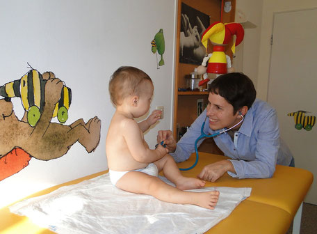 Kinderärztin Dr. Rothe in München iuntersucht Kleinkind.