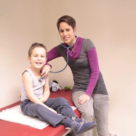 Kinderarzt Dr. med. Rothe in ihrer Praxis am Goetheplatz München.