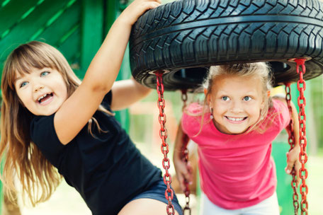 Kinder auf Spielplatz München.