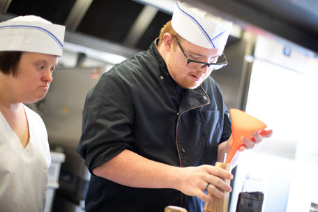 Des membres de l'équipe du restaurant Un Petit Truc En Plus