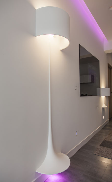 ArchitecPure® concept, Lifedomus vision sur mur domotique intégration avec luminaire flos et miroir tv ox-home avec ses enceintes invisibles sonance