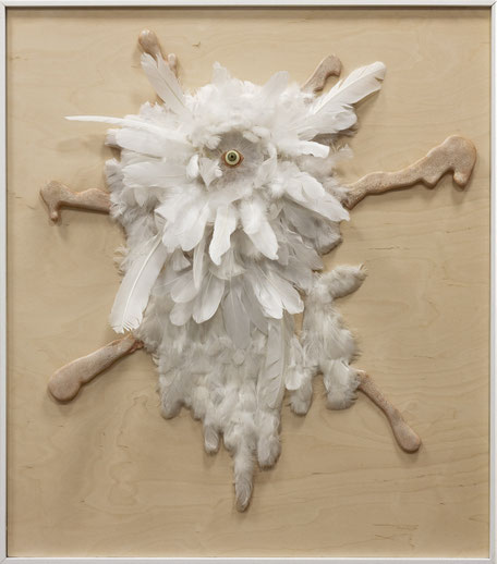 Hinc ~~ 2026 ~~ acrylique, plumes, résine sur bois ~~ H.105xL.92 cm