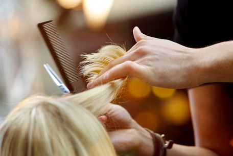 Blonde Frau bekommt die Haare geschnitten