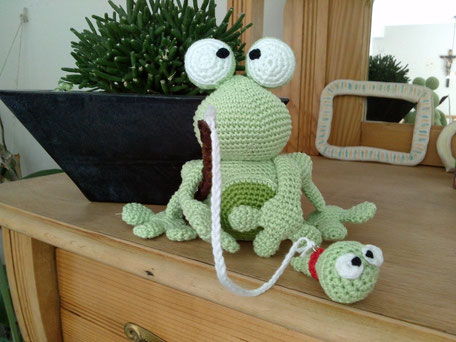 Der Frosch bringt seinem Nachwuchs das Schwimmen bei ;)