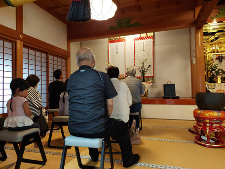 本堂余間の法名軸の前に参拝されるご縁の方々