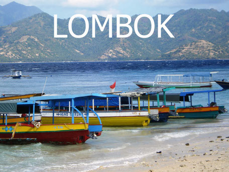 Strand met gekleurde bootjes van de Gili eilanden