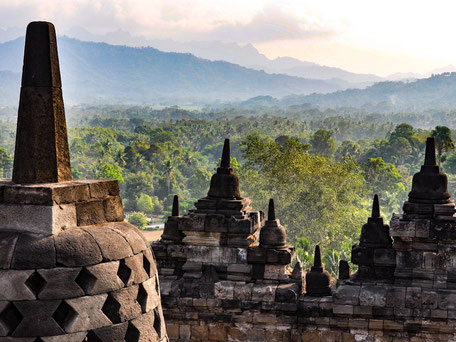 Indrukwekkende Borobudur tempel complex op midden Java