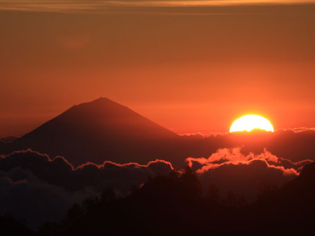 Zonsondergang met uitzicht op de Agung vulkaan Bali