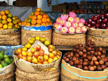 Kleurrijke fruitmarkt in Indonesie