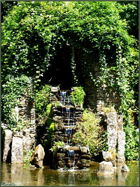 La Cascade et son Petit Etang entre le Grand Etang et la Grotte Italienne - Les Jardins du Kerdalo à Trédarzec, Côtes d'Armor (22) 
