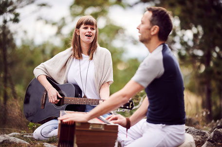 Yoga-Akademie Austria - Kirtan-Singen mit Gitarre und Harmonium