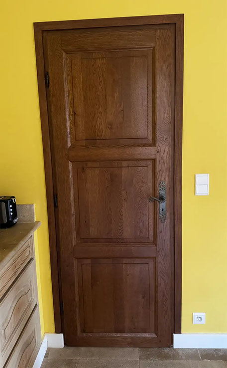 Décapage et laque satinée porte en bois sur Biot