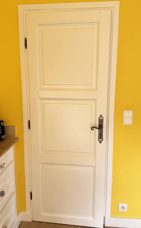 Décapage et laque satinée porte en bois sur Valbonne 06