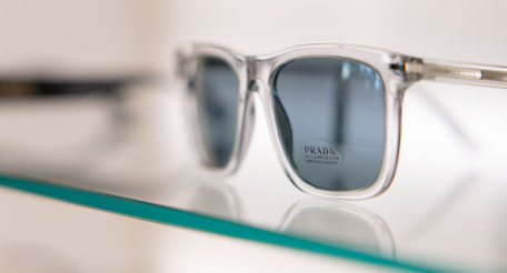 Sonnenbrille mit hochwertigem Gestell und gefaerbten Gläsern von der Marke Prada