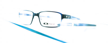Brille mit hochwertigem Design von Oakley