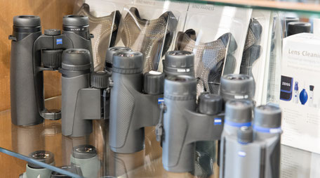 Fernglaeser und Spektive in Produktauslage