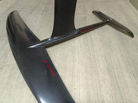 avion du foil aeromod V3 avec aile 950 R et stab 190, carbone apparent, déco sans les bandes de peintre, sérigraphies des lettres rouge cerise