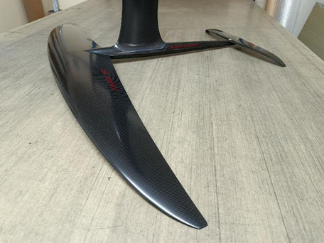 avion du  du foil aeromod V3 avec aile 1320 NJ et stab 235, carbone apparent, déco sans les bandes de peintre, sérigraphies des lettres rouge cerise
