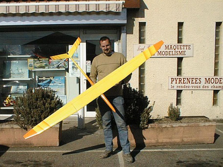 Alexis avec un planeur miraj Aeromod en 1999 devant le magasin pyrénées modèles à Toulouse