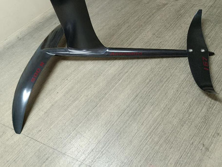 avion du foil aeromod v3 avec aile 500 R et stab 167, carbone apparent, déco sans les bandes de peintre, sérigraphies des lettres rouge cerise
