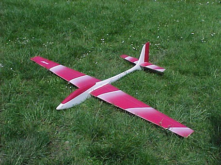 Voltij Aeromod blanc / rose dans l'herbe