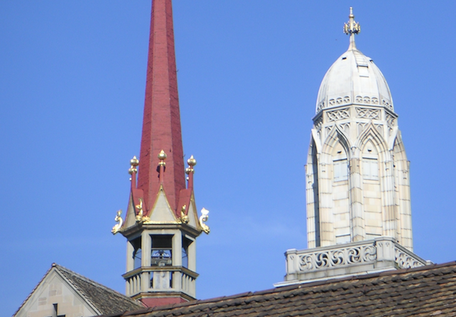 Neugotische Kuppel und der rote Dachreiter des Grossmünsters in Zürich