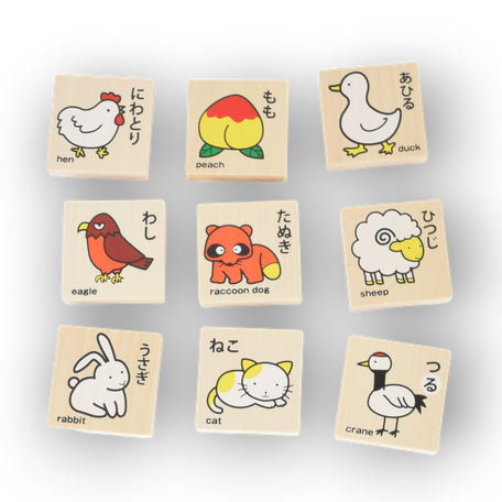 もじ積み木は贈り物にぴったりです。ひらがなと英語の知育玩具！ギフト包装と熨斗対応も可能で、出産祝や誕生日祝いにおすすめ。積み木や木製玩具は知育に役立ち、赤ちゃんから1歳半まで楽しめます。英語やひらがなの学習にも最適です。手作りの創造的な遊びで空間認識能力を発達させましょう。野首の積み木はモンテッソーリ教育に基づいており、女の子も男の子も喜ぶおもちゃです。発達や指先の動きを育み、認知症予防にも効果的です。親子の絆を深めるプレゼントとして、誕生日にぜひお選びください。