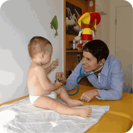 Kinderärztin Dr. Rothe untersucht ein Kind liebevoll in ihrer Privatpraxis in Gauting