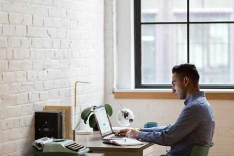 Zu langes Sitzen im Büro schadet der Gesundheit