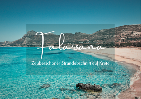 Küstenabschnitte mit einer Möwe am Ufer des Falarsana Strandes in Griechenland