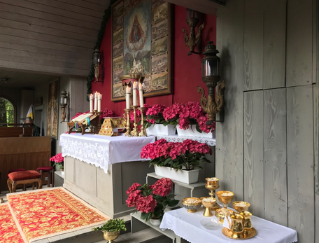 Der von den Ordensschwestern geschmückte Altar