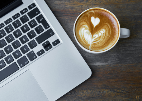 Labtop und eine Tasse Kaffee