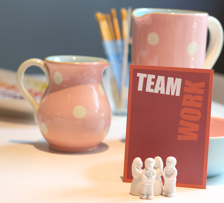 Manufattura, Keramik bemalen, Teamwork, Event, Firmen, Keramik-Rohlinge, Düsseldorf, Teller, Junggesellinnenabschied, Firmenevent, Team-Event, Keramik Malstudio, Mal-Studio, Keramik-Atelier, Keramik-Werkstatt, Mal-Sessions
