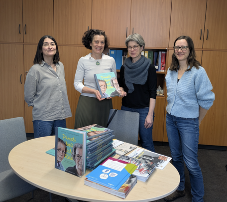 Frau Röse, Frau Castles und zwei Frauen aus dem Anne-Frank-Zentrum mit einem Klassensatz vom Buch "Damals hieß ich Rita"